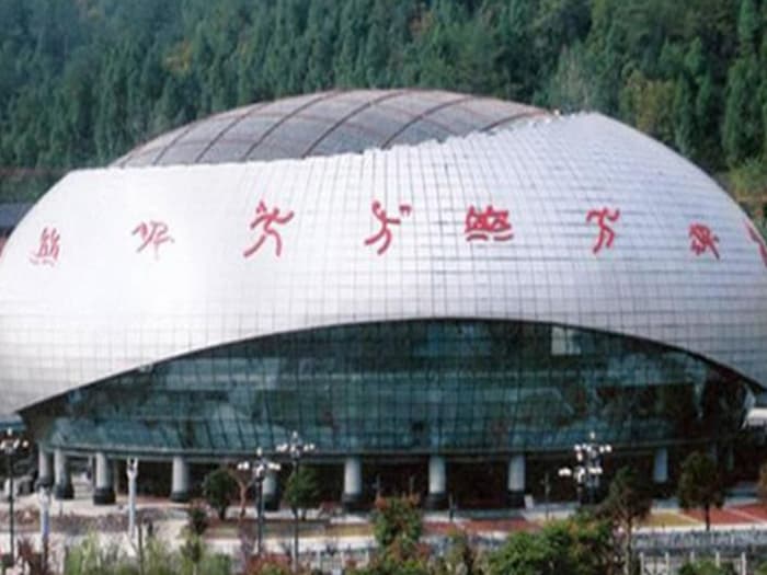 鹤岗体育中心球形网架加工安装